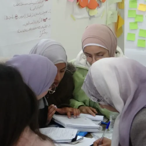 توعية بالتصرف اثناء الزلزال - مؤسسة العزم للريادة والتنمية بالاشتراك مع الهلال الأحمر العربي السوري في حمص