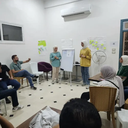 جلسة توعية بسرطان الثدي في مؤسسة العزم للريادة والتنمية في حمص